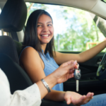 adolescente conduciendo un coche